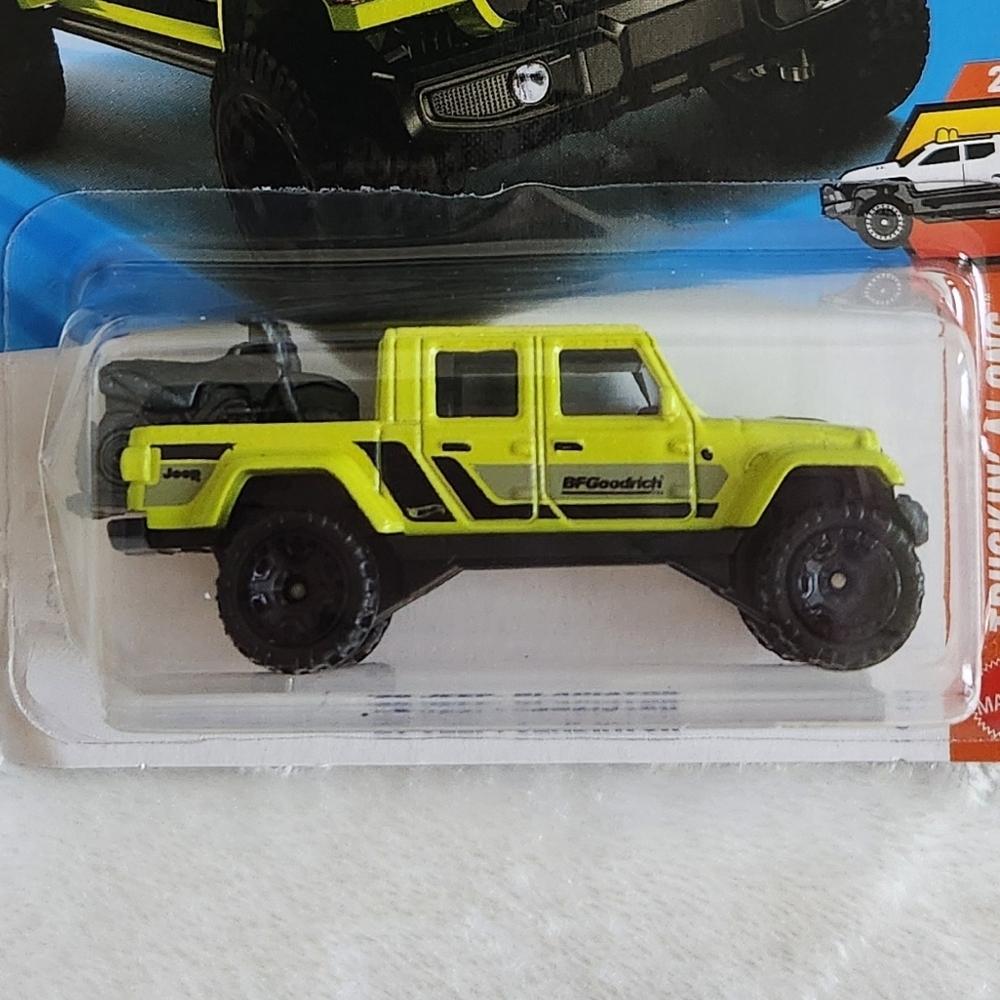 Hot Wheels 2020 Jeep Gladiator, Toy Car, NWT, With 2 Motorcycles In The Bed - Picture 8 of 8